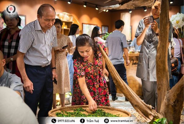 Phó Chủ tịch Hội nhà báo Tp.Hà Nội xem nghệ nhân xao trà