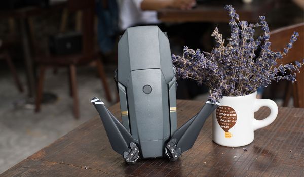 Trên tay máy bay DJI Mavic Pro của DJI