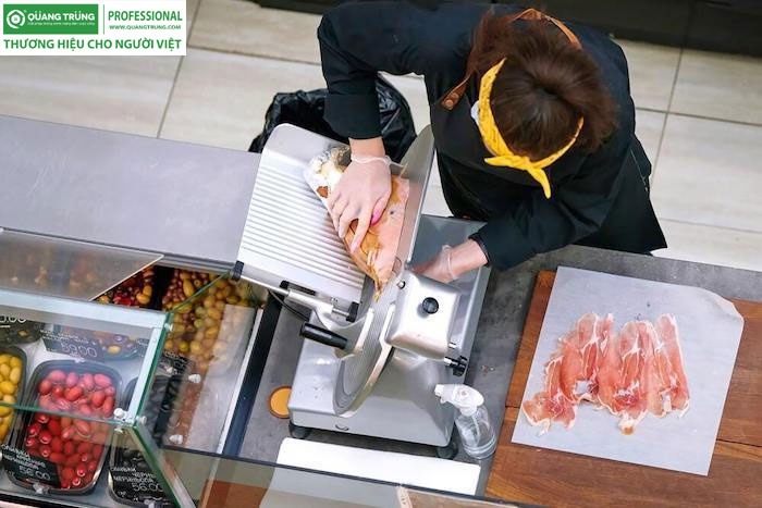 Máy thái thịt - Giải pháp hoàn hảo cho việc thái thịt chuyên nghiệp trong nhà hàng