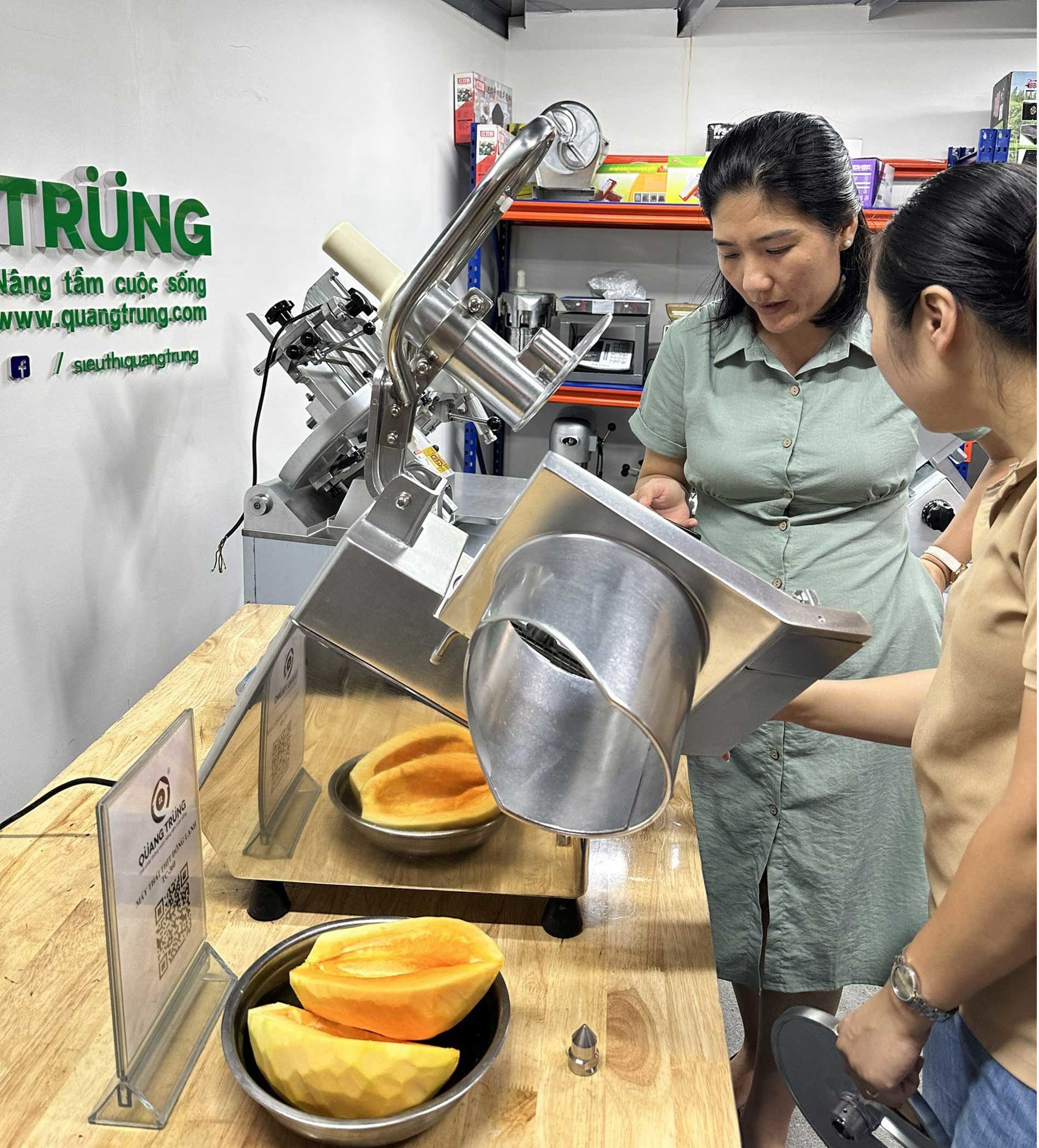 Chị Linh hài lòng với máy thái rau củ công nghiệp từ Quang Trung