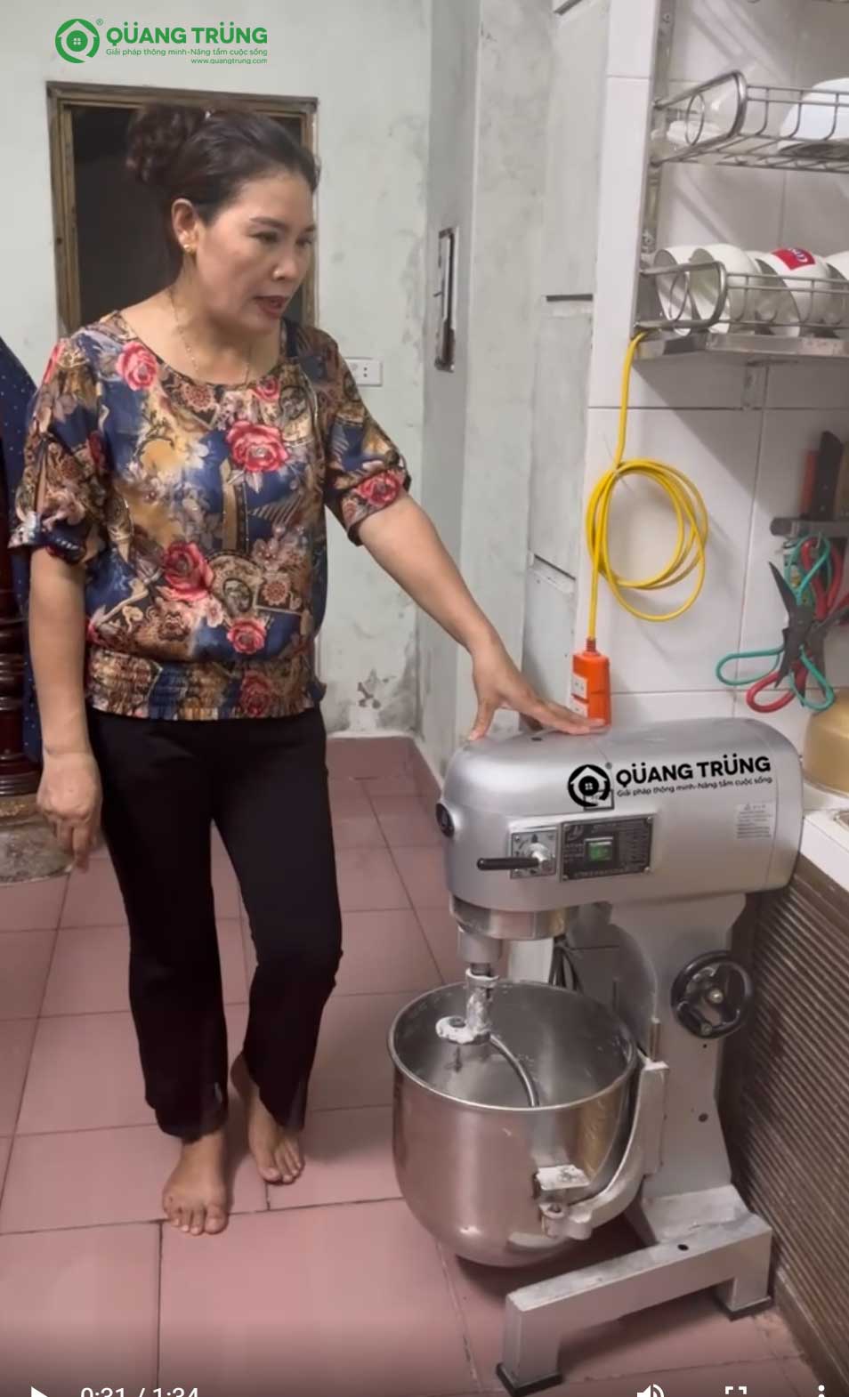 Lời nhận xét mộc mạc của cô Ngà về máy trộn bột B20 của siêu thị máy thực phẩm Quang Trung
