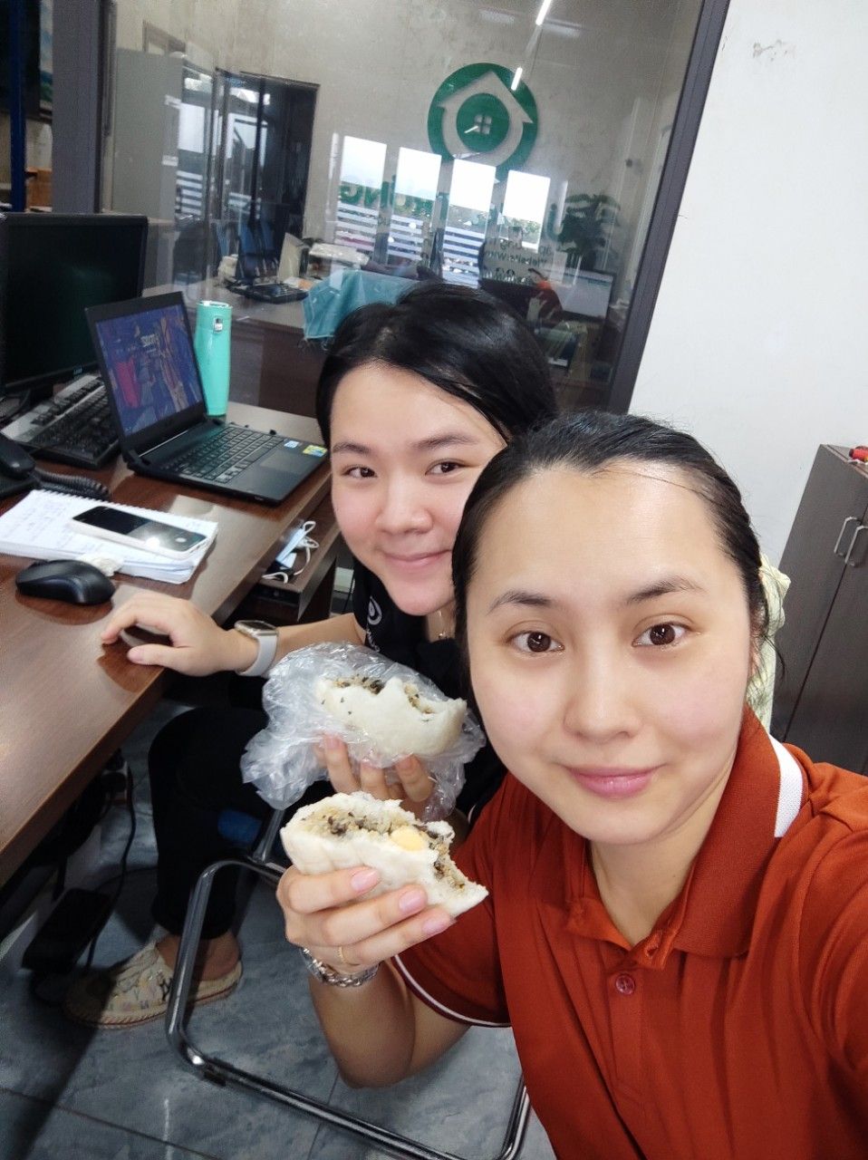 Nhân viên Quang Trung được ăn bánh do cô Ngà tặng
