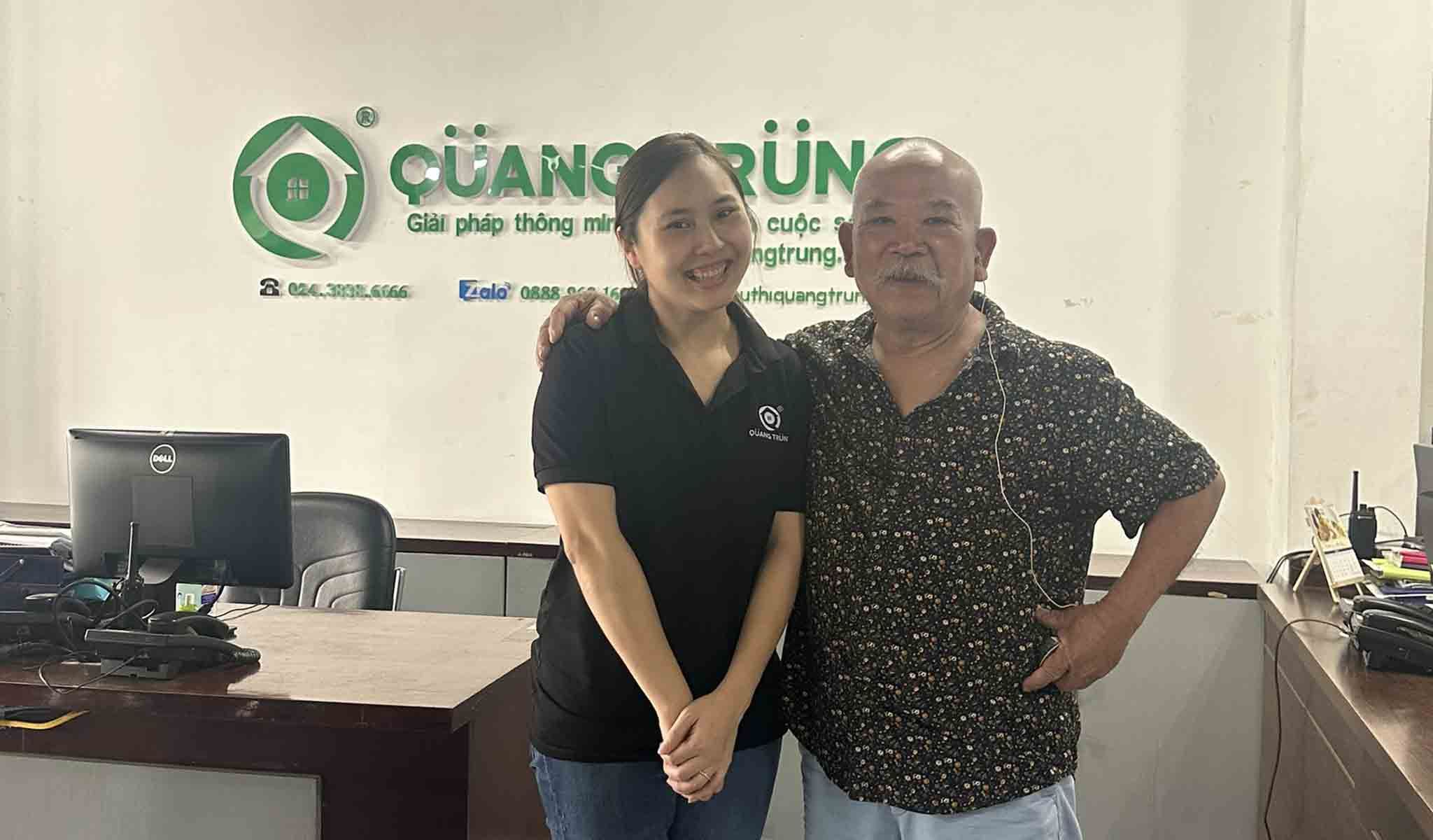 Chú Thìn và Nhân viên bán hàng Quang Trung
