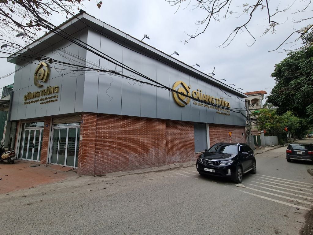 Kho hàng và showroom Quang Trung rộng, có chỗ đỗ xe