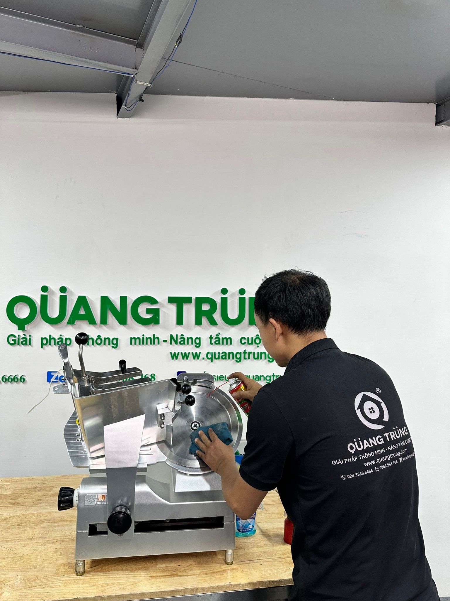 Hình ảnh máy thái thịt đông lạnh SL300E  tại siêu thị máy thái thịt Quang Trung