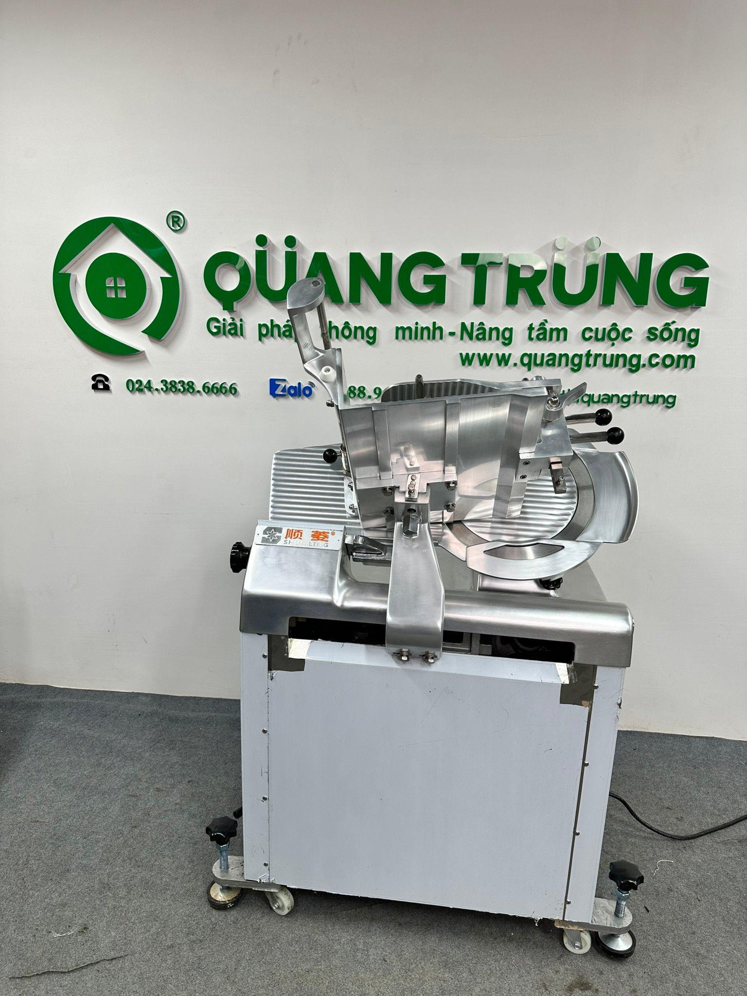 Hình ảnh máy thái thịt đông lạnh SL350B  tại siêu thị máy thái thịt Quang Trung
