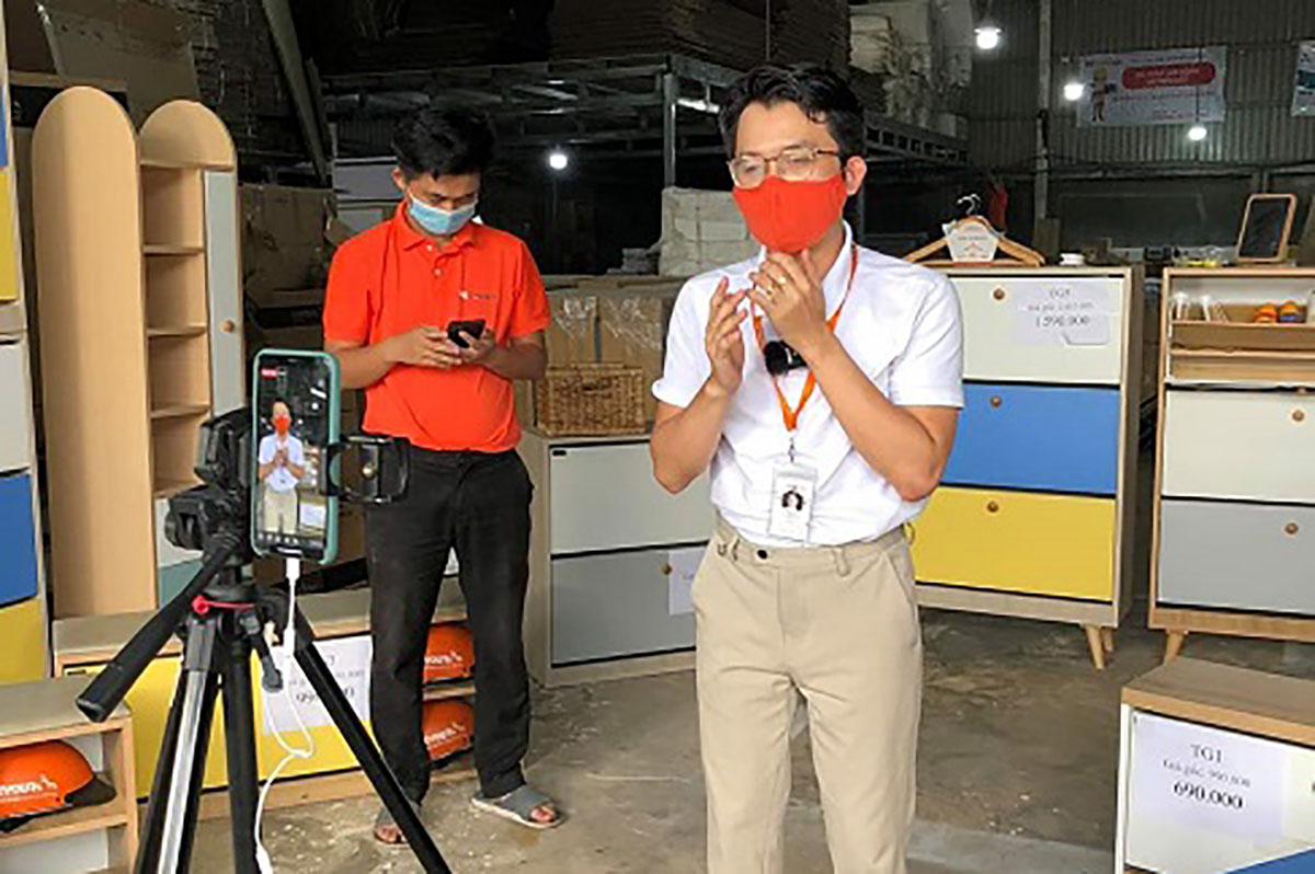[24H] Doanh thu bán nội thất về 0 vì Covid-19, giám đốc đi bán rau, livestream chốt 500 đơn/ngày