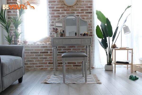 Bàn trang điểm Glam dressing table có màu xám nên dễ dàng bài trí trong không gian