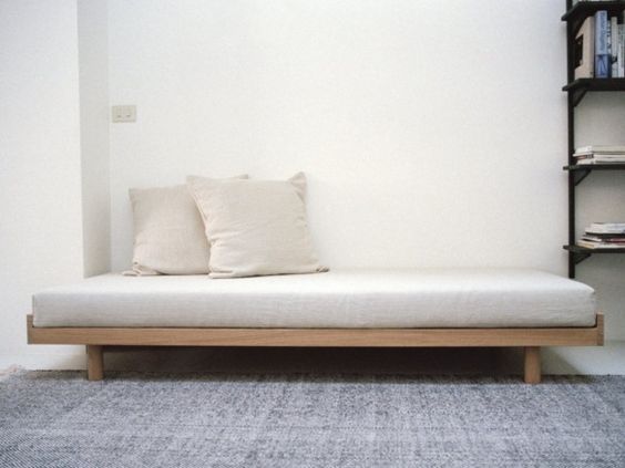 Mẫu sofa trắng dáng giường nằm đơn giản