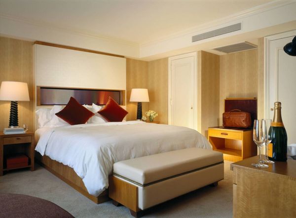 Bạn muốn khám phá 4 phong cách thiết kế nội thất phòng ngủ độc đáo và tinh tế tại một khách sạn 3 sao? Hãy đến với chúng tôi để cảm nhận sự tinh tế và độc đáo của những phòng ngủ được trang trí với 4 phong cách thiết kế độc đáo: hiện đại, truyền thống, sang trọng và cổ điển.