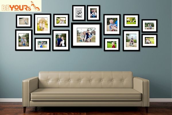 Trang trí tường sau sofa bằng ảnh gia đình