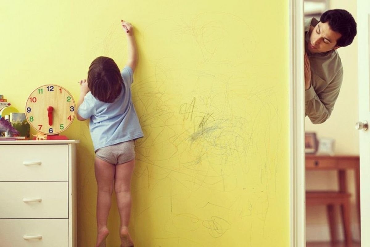 Cách tẩy vết bút màu trên tường cho gia đình có trẻ nhỏ
