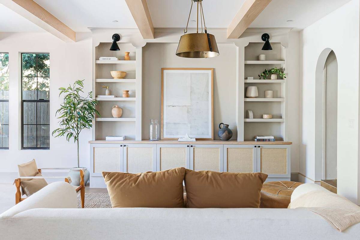 Cách kết hợp màu sắc và vật liệu cho kệ decor phòng khách hoàn hảo