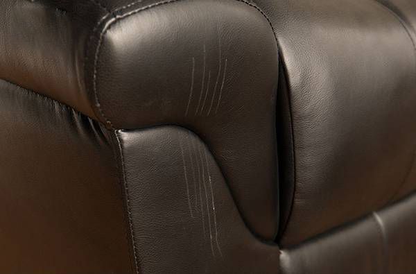 cách xử lý vết nứt trên ghế sofa da