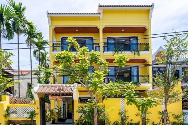 Ngoi nhu mau vang nhu nang mua ha cua cap vo chong tre o Hoi An