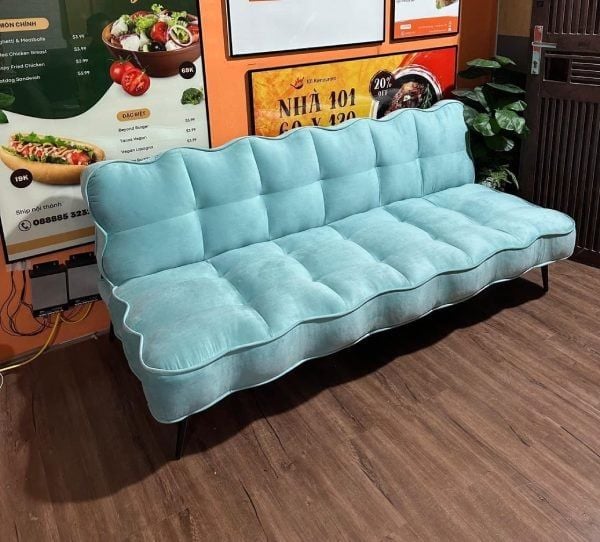 Mẫu sofa màu xanh ngọc tại cửa hàng