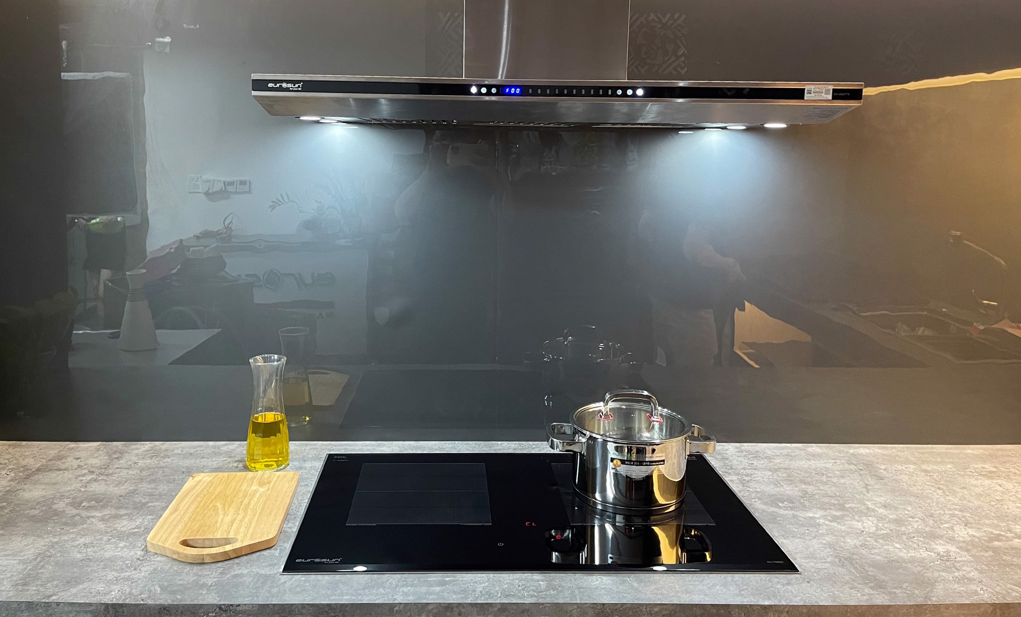 Bếp từ Eurosun EU-T896G 2 chính là điểm nhấn hoàn hảo cho căn bếp nhà bạn.