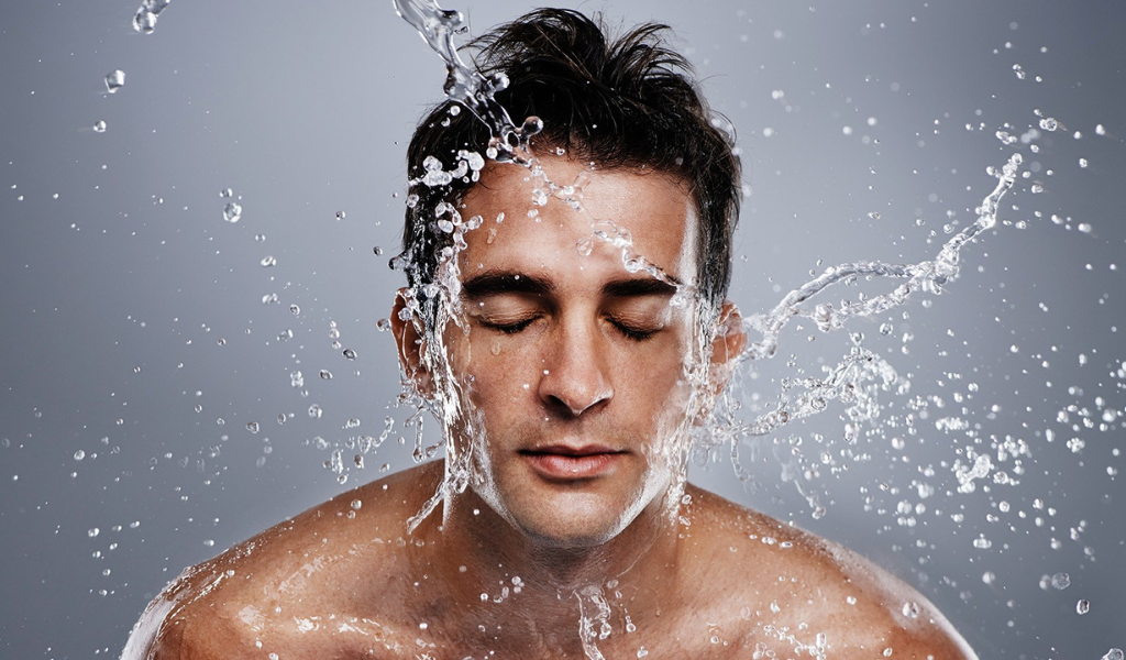 Rửa mặt là bước quan trọng làm tiền đề trong chu trình chăm sóc da mặt cho nam | Nguồn: Internet.