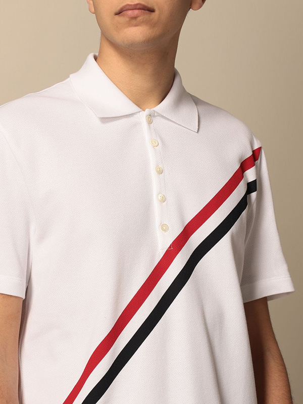 Áo polo Thom Browne với thiết kế quen thuộc