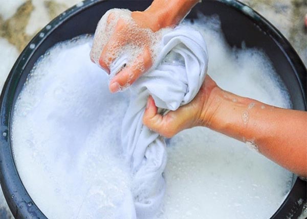 Không nên vắt hoặc vò áo sơ mi quá mạnh