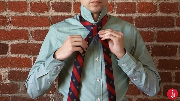 Giữ phần rộng của cà vạt trước phần hẹp.  Tạo X