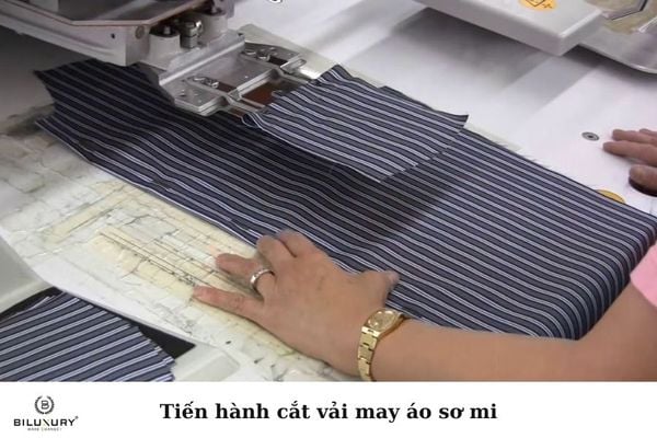 Tiến hành cắt vải cho các bộ phận khác nhau của áo