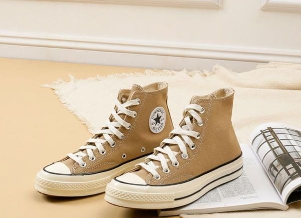 Converse nổi tiếng với những kiểu giày từ vải canvas