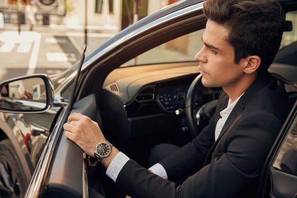 Đồng hồ cao cấp có thiết kế đơn giản phù hợp với suit