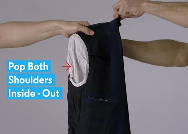 Kiểu gấp ngược áo vest hay gấp gọn phần vai áo