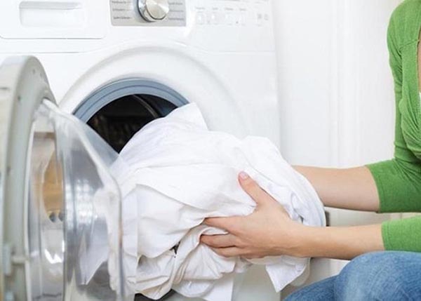 Sử dụng máy giặt cửa trước để giặt áo sơ mi