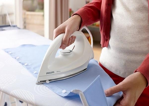 Chỉ nên ủi áo với nhiệt độ thấp hoặc dùng tấm lót khi ủi