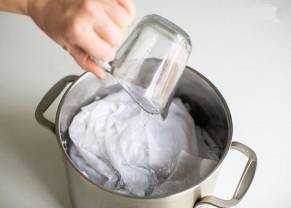Cách giặt áo sơ mi trắng lần đầu tiên