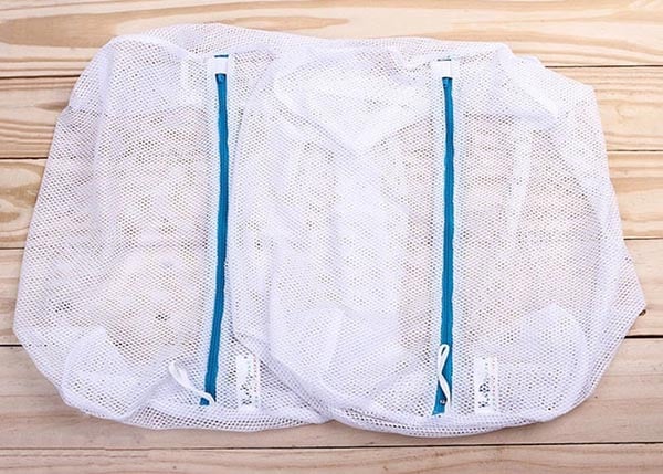 Sử dụng túi giặt cũng là cách để giặt áo sơ mi