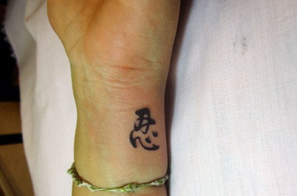 tattoo chữ nhẫn mini cổ tay