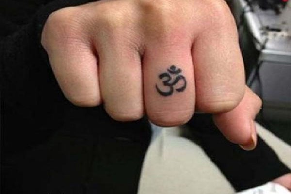 tattoo chữ nhẫn ở ngón tay