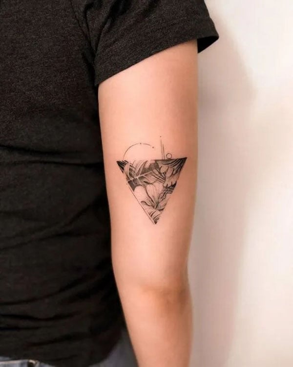 Hình xăm tam giác mini mang lại nam giới ở bắp tay