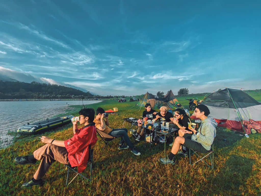 Hồ Dầu Tiếng là địa điểm lý tưởng để cắm trại cùng với bạn bè thân thiết (Ảnh: Internet)