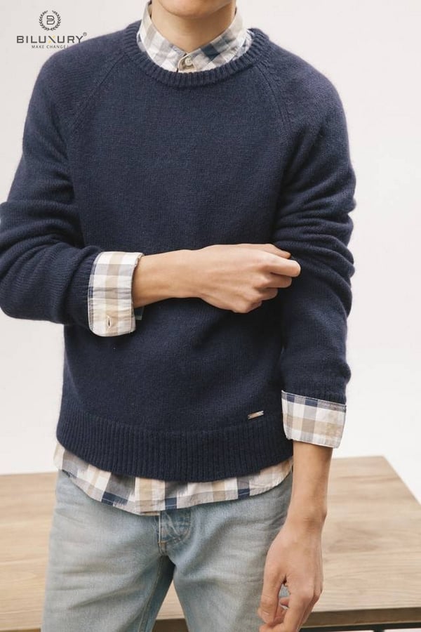 Style quần jean áo sơ mi kết hợp với áo sweater