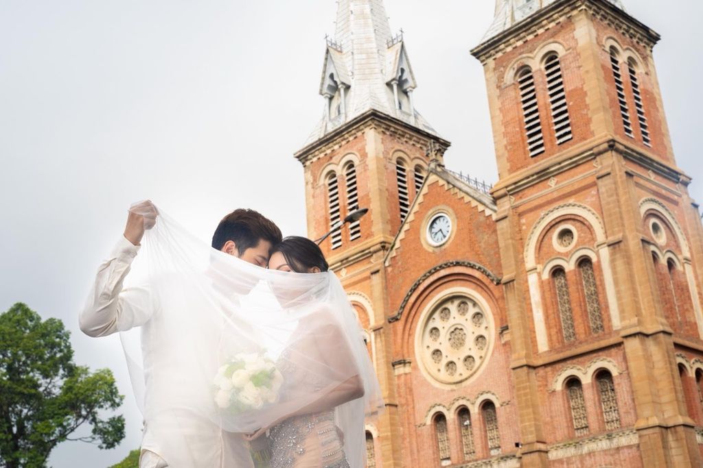 Nhà thờ Đức Bà là địa điểm chụp ảnh cưới luôn nằm trong những sự lựa chọn ưu tiên của các cặp đôi tại TPHCM