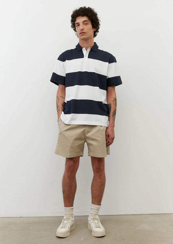 Outfit áo polo sọc cùng quần short và giày nam