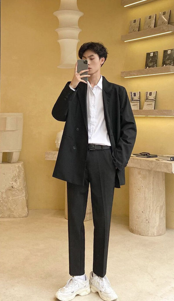 Trang phục với quần tây đen và áo blazer phong cách Hàn Quốc