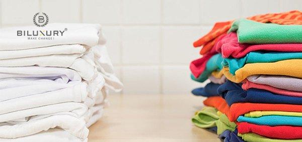 Phân loại quần áo theo màu sắc, chất liệu trước khi giặt