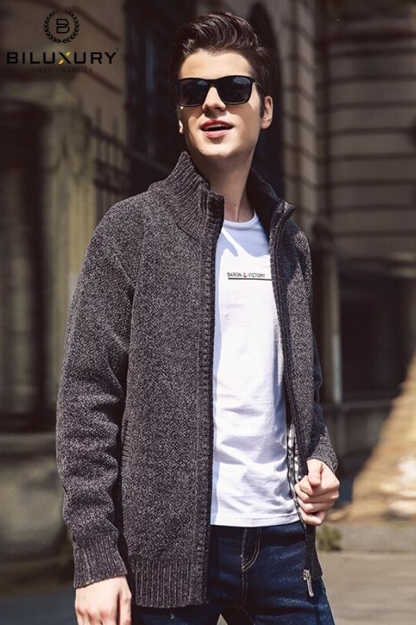 Phối áo thun quần tây kết hợp với áo khoác cardigan