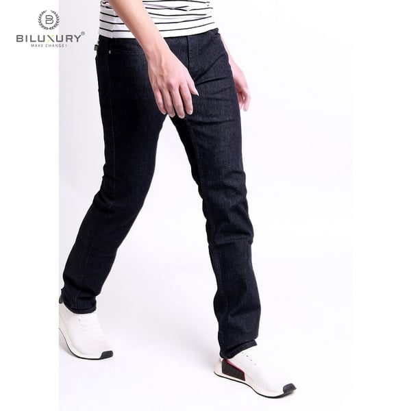 Chọn một mẫu quần jean skinny để kết hợp với áo sơ mi