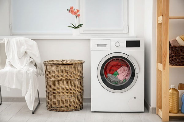 Sử dụng máy giặt cửa trước để giặt quần áo.