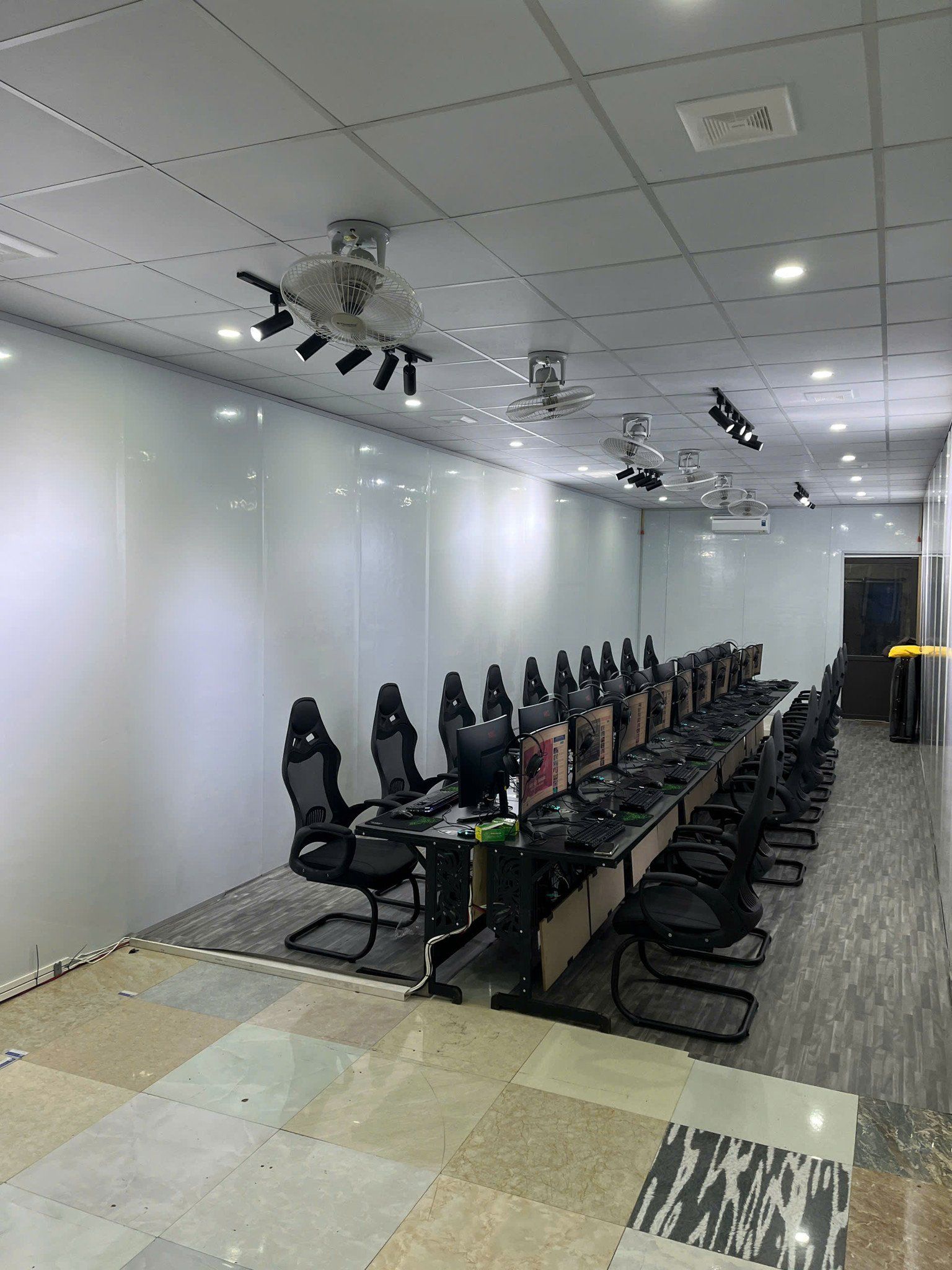 Lắp đặt phòng net 20 máy giá rẻ