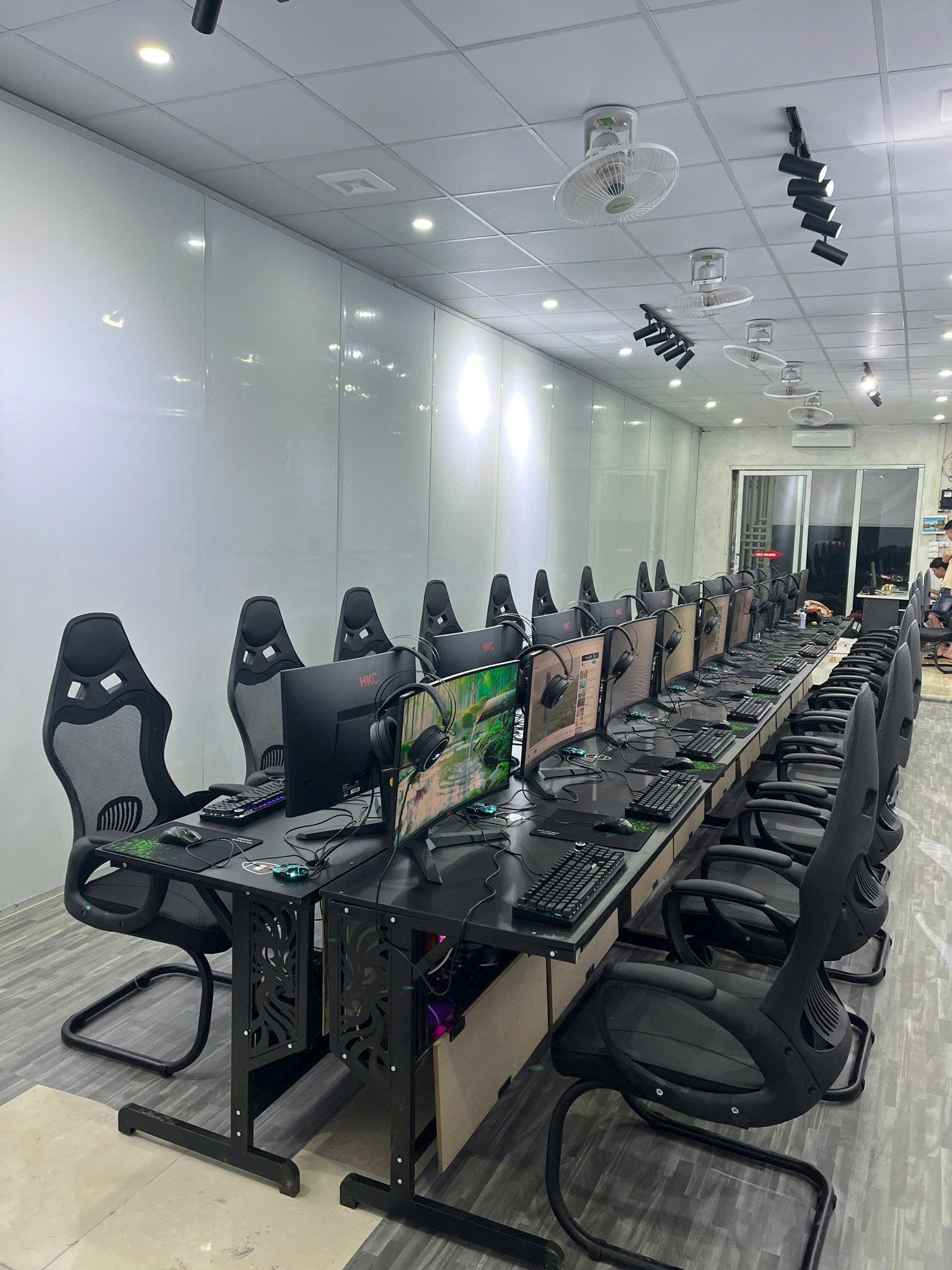 Lắp đặt phòng net 20 máy giá rẻ