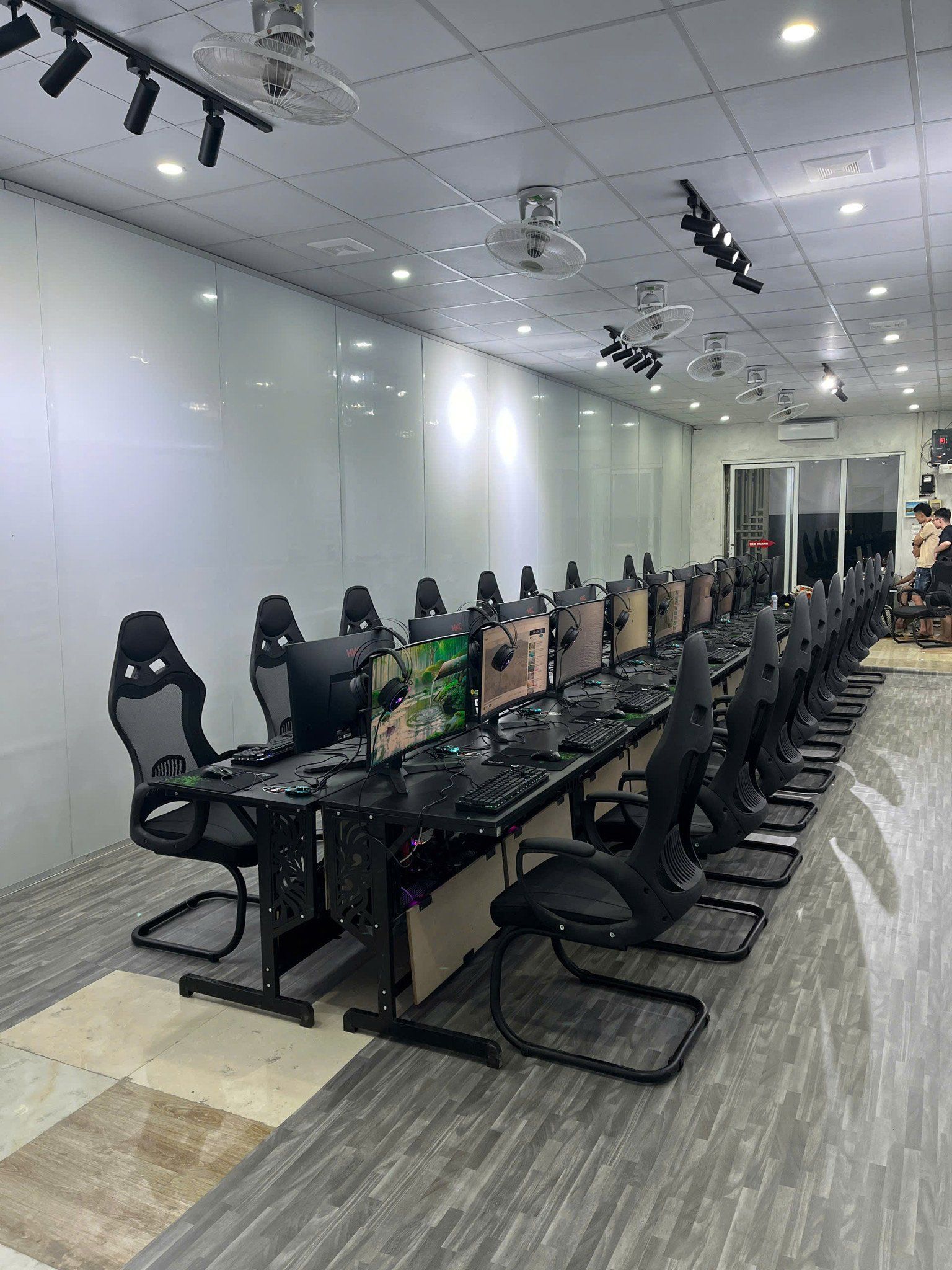 Lắp đặt phòng net 20 máy giá rẻ