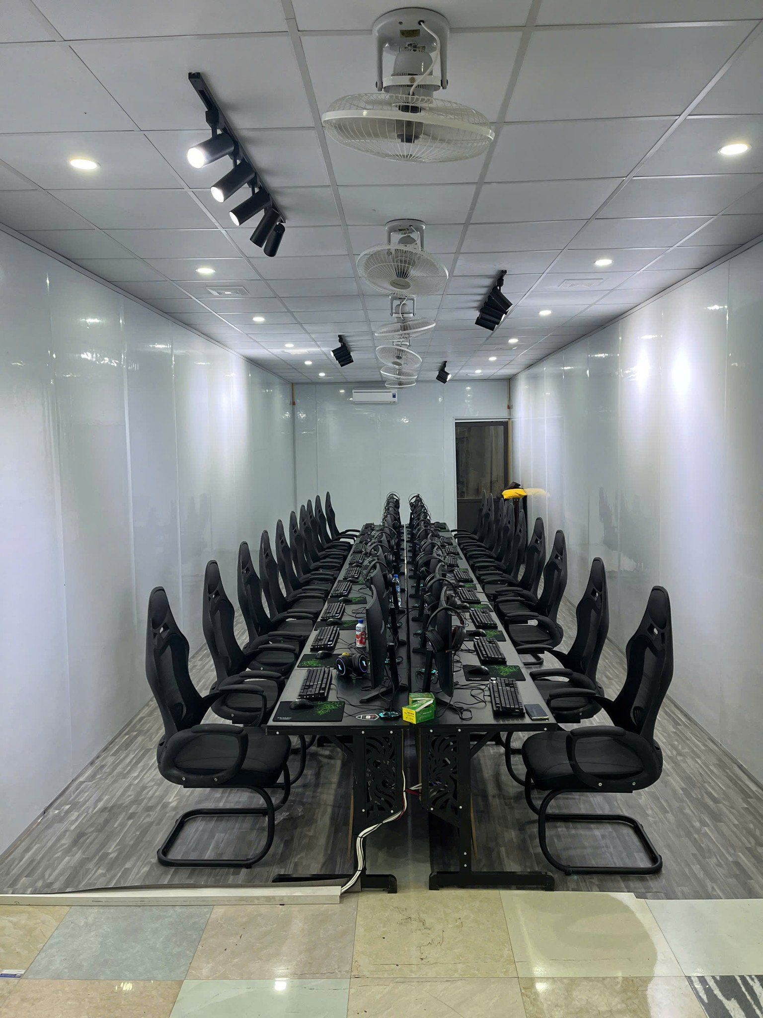 Lắp đặt phòng net 20 máy giá rẻ
