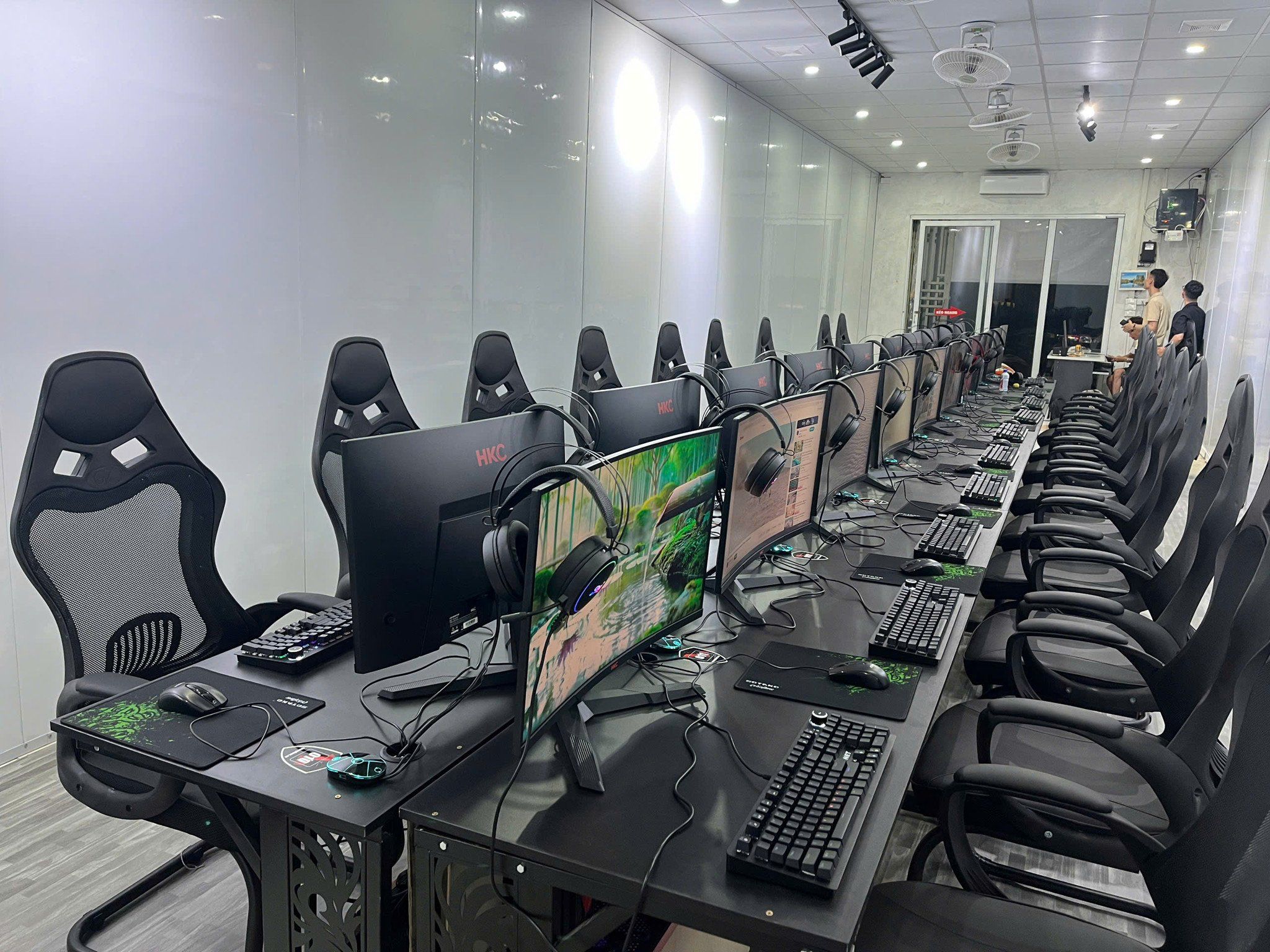 Lắp đặt phòng net 20 máy giá rẻ
